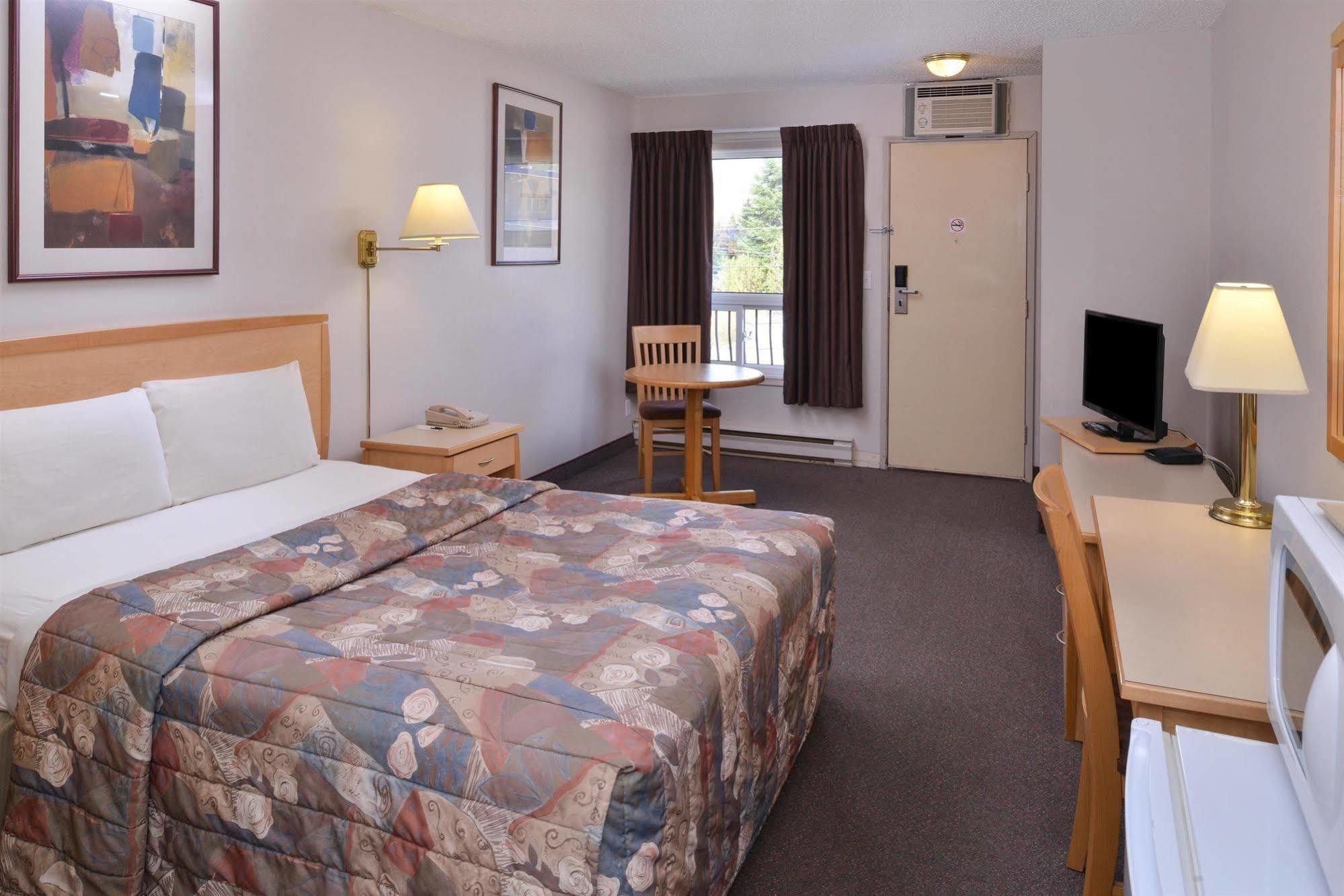 Canadas Best Value Inn And Suites Fernie Exterior photo